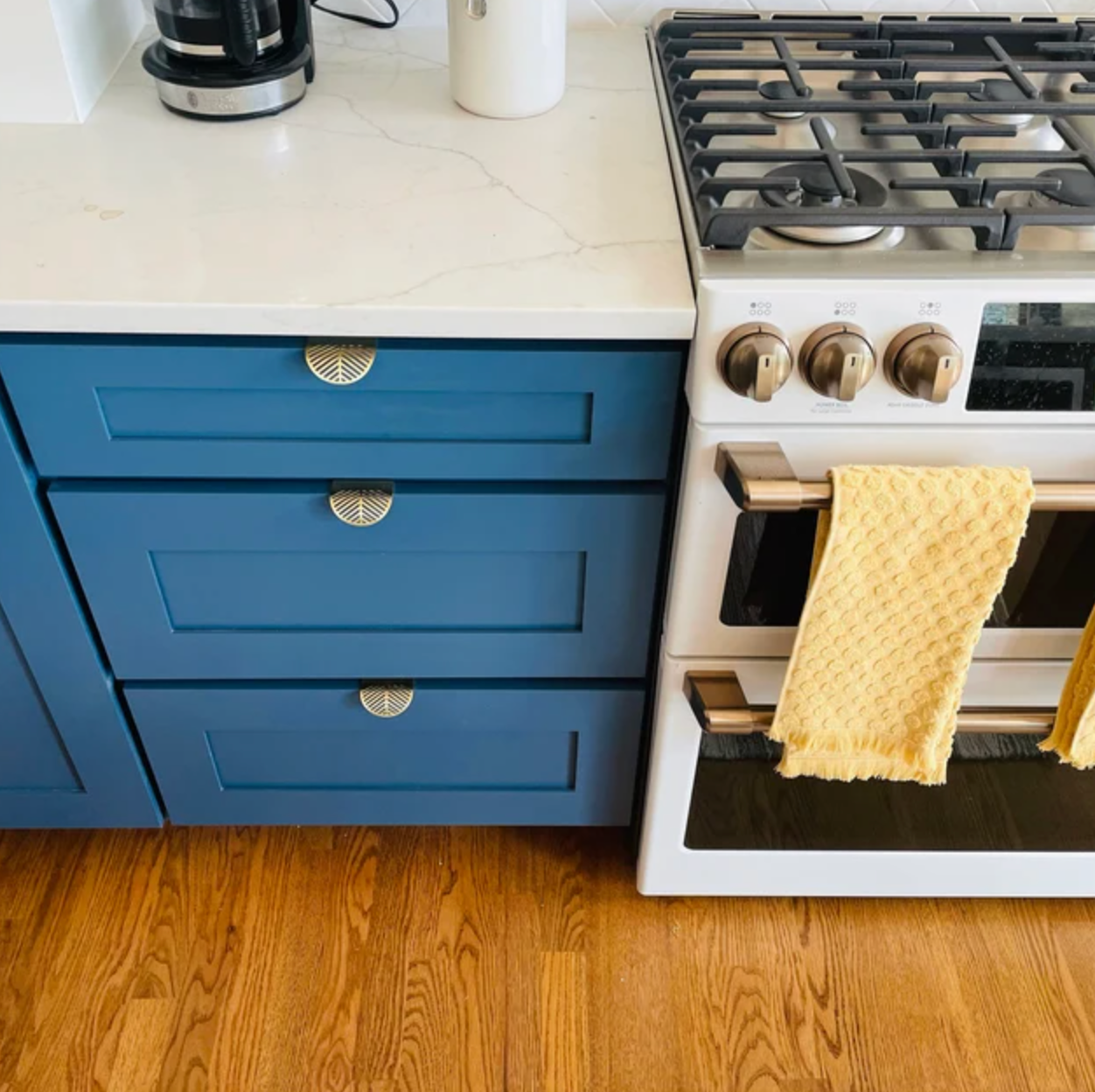 Customer kitchen with Aurum Folium handles