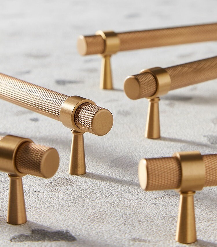Knurled Contrast Pull Handles | Cassius