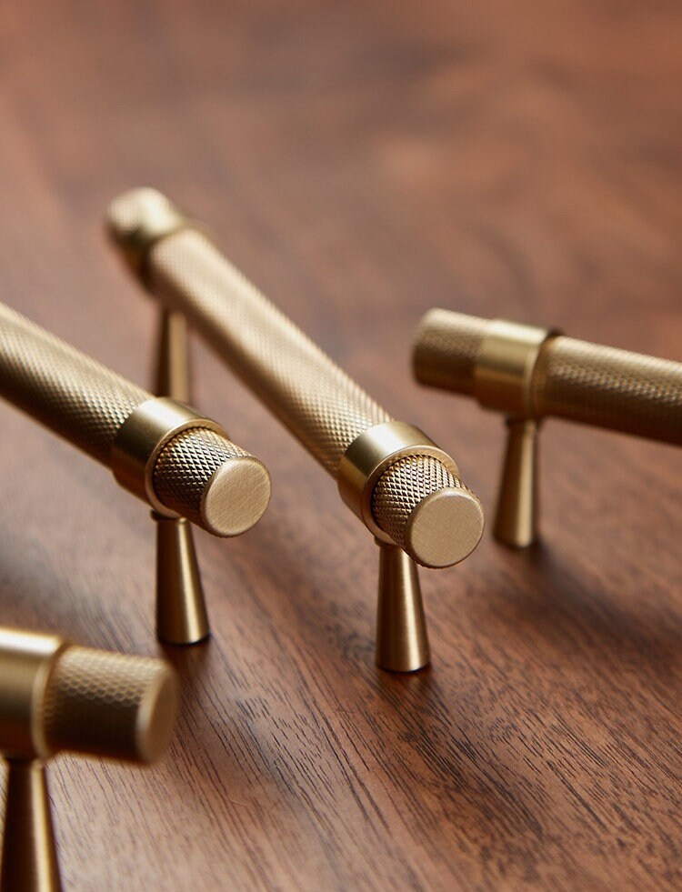 Knurled Contrast Pull Handles | Cassius