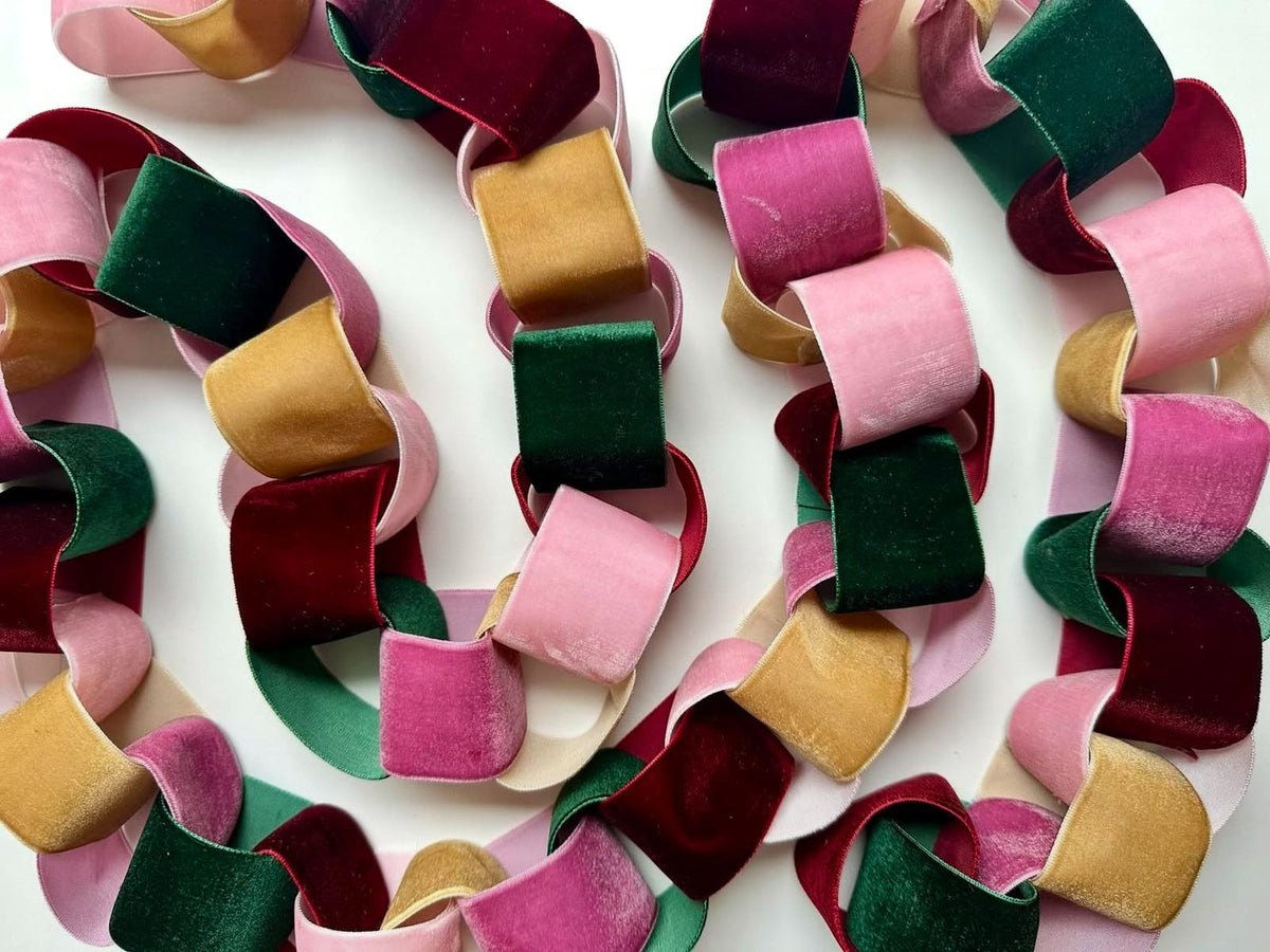 A DIY ribbon chain for Christmas decorations. 