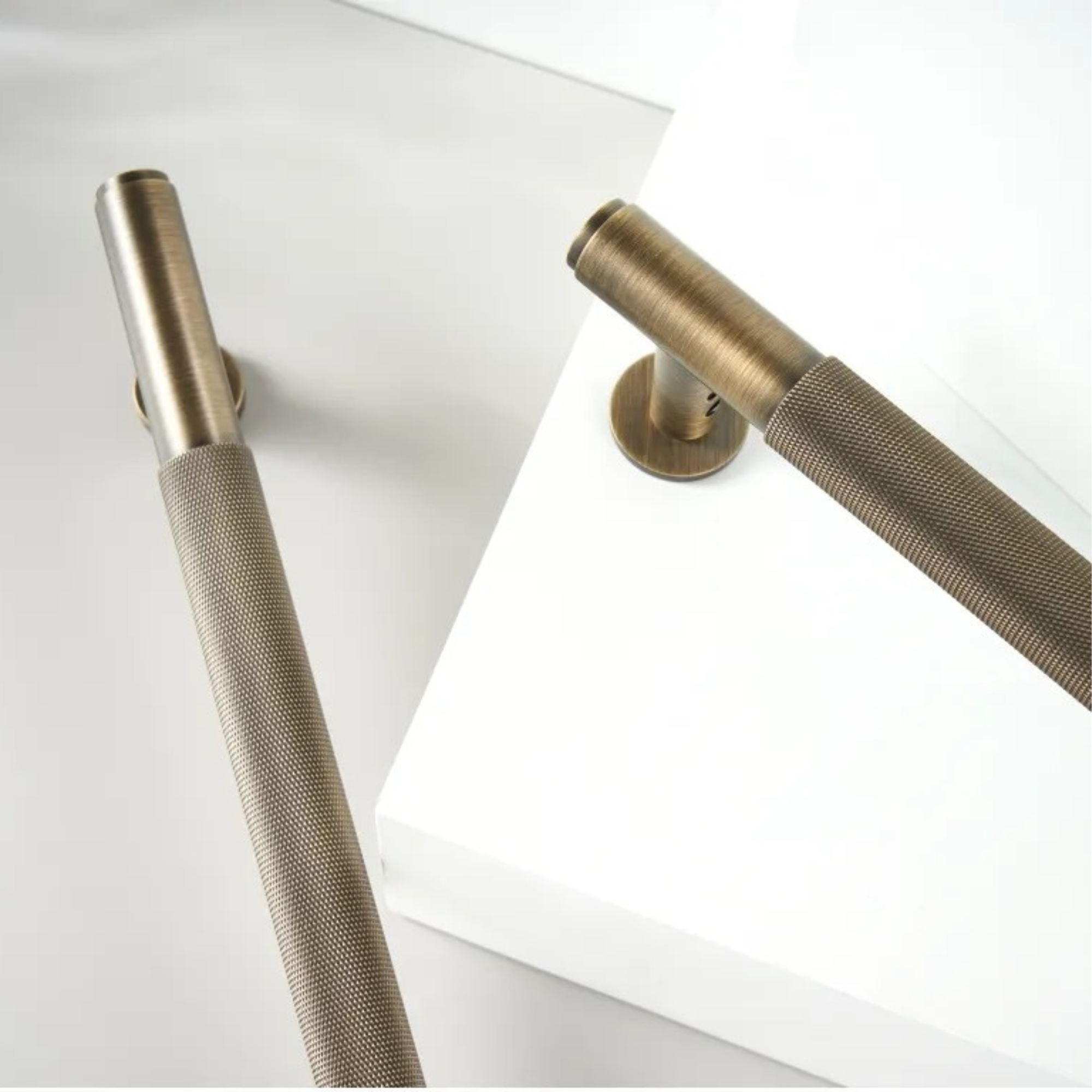 Knurled Bronze Door Handle | Torquatum